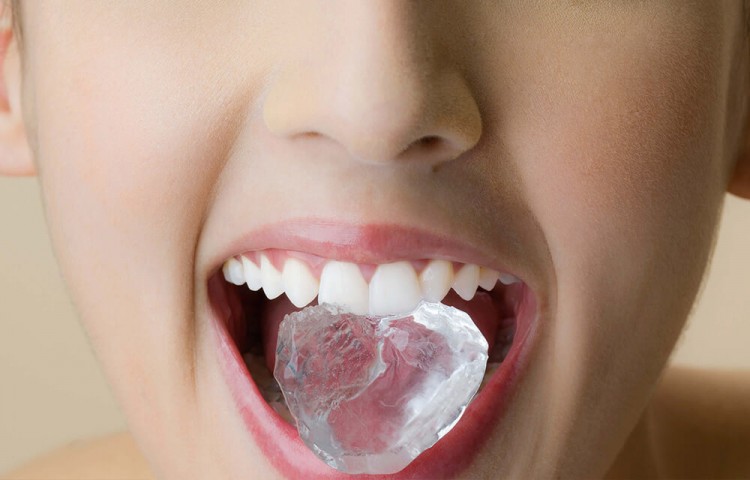 4 Razlogi zakaj grizenje ledu škoduje vašim zobem