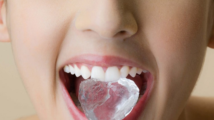 4 Razlogi zakaj grizenje ledu škoduje vašim zobem